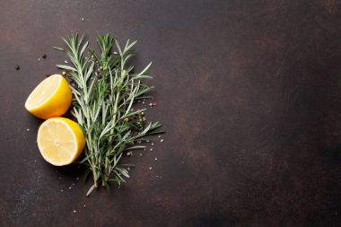 Otlar ve baharatlar taş masada