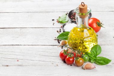 Domates, fesleğen, zeytinyağı ve baharatlar