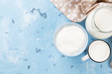tablo üzerinde süt ürünleri
