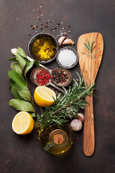 Herbes et épices sur table en pierre — Photo