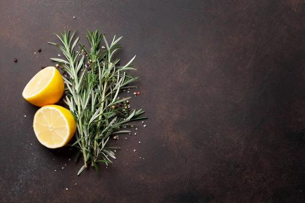 Otlar ve baharatlar taş masada