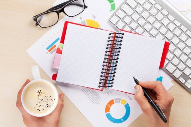 Kadın raporlar ve çizelgeler ile çalışma