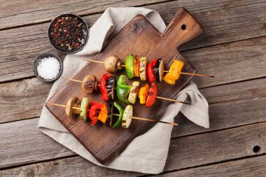 kesme tahtası üzerinde ızgara sebze