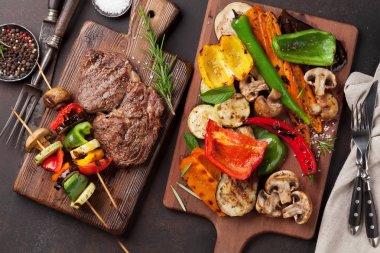 Izgara sebze ve sığır eti biftek