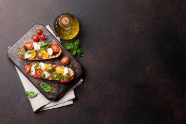 Bruschetta domates, mozzarella ve fesleğen ile