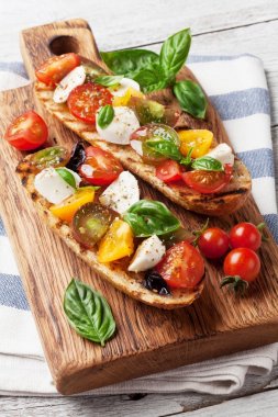Bruschetta domates, mozzarella ve fesleğen ile