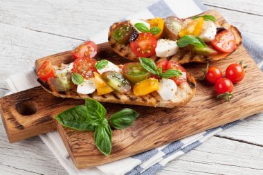 Bruschetta domates, mozzarella ve fesleğen ile