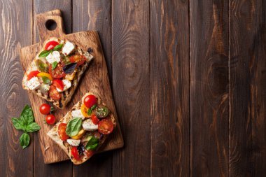 Bruschetta domates, mozzarella ve fesleğen ile