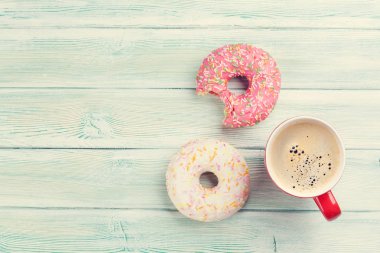 Kahve fincanı ve renkli donut