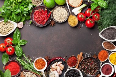 Çeşitli baharatlar ve otlar.