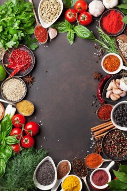 Çeşitli baharatlar ve otlar.
