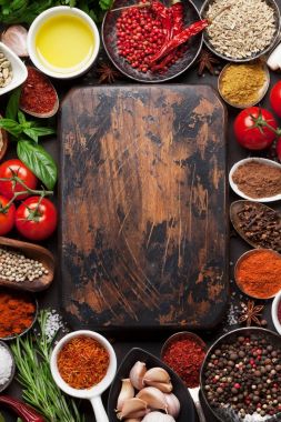Çeşitli baharatlar ve otlar.