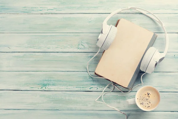 Auriculares, café y libro — Foto de Stock