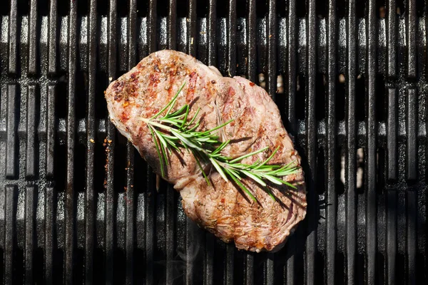 Grilovaný hovězí steak s rozmarýnem — Stock fotografie
