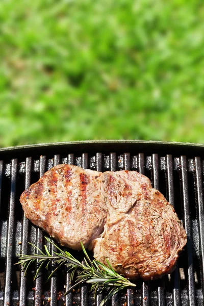 Grilovaný hovězí steak s rozmarýnem — Stock fotografie