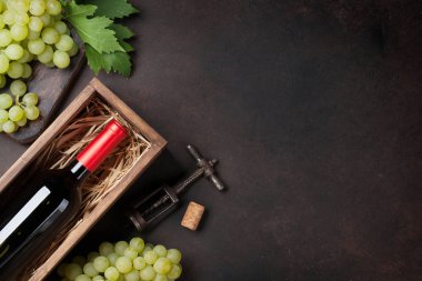 Kutusunda kırmızı şarap şişe