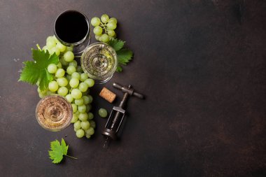 Şarap kadehi ve üzüm