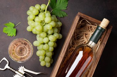 Beyaz şarap şişe kutusunda 