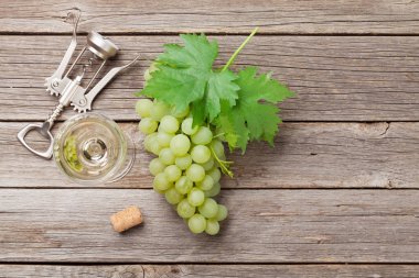 bardak şarap ve üzüm