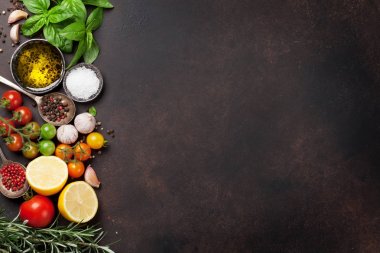 Domates, fesleğen, zeytinyağı ve baharatlar