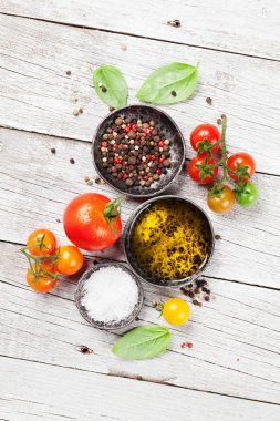 Domates, fesleğen ve baharatlar