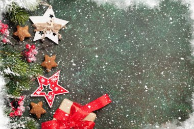 köknar ağacı, kurabiye ve hediye kutusu 