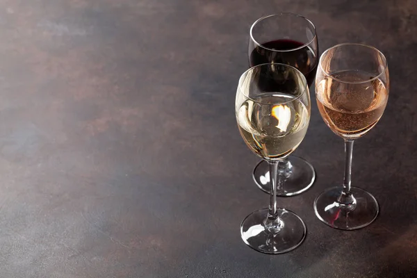 Три бокала вина — стоковое фото