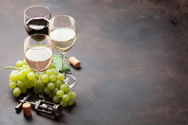 Wine glasses and grapes — Stock Photo, Image