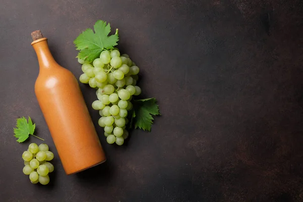 Garrafa de vinho e uvas — Fotografia de Stock