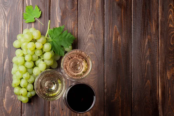 Copas de vino y uva —  Fotos de Stock