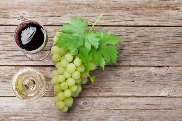 Wijnglazen en druif — Stockfoto