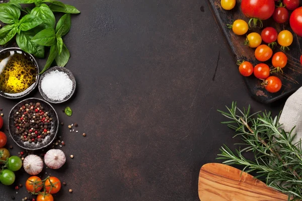 Rajčata, bazalka, olivový olej a koření — Stock fotografie