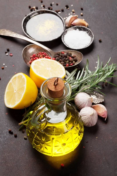 Ervas aromáticas e especiarias na mesa — Fotografia de Stock