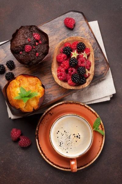 Muffins com bagas e café — Fotografia de Stock