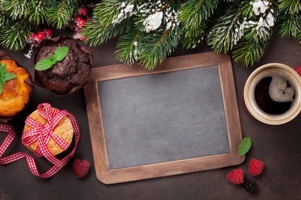 Árbol de Navidad, magdalenas y café —  Fotos de Stock