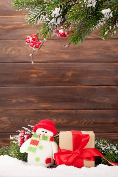 Árbol de Navidad, muñeco de nieve juguete y regalo —  Fotos de Stock