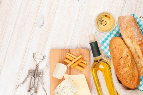 Białe wino, sery i chleb — Zdjęcie stockowe