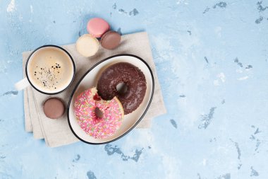 Kahve fincanı ve renkli donut