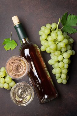 şarap şişesi ve bardaklar