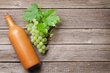 şarap şişesi ve üzüm