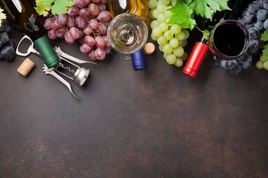 Şarap kadehi ve üzüm