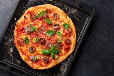 Pizza domates, mozzarella ve fesleğen ile