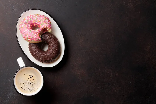 Cangkir kopi dan donat berwarna-warni — Stok Foto