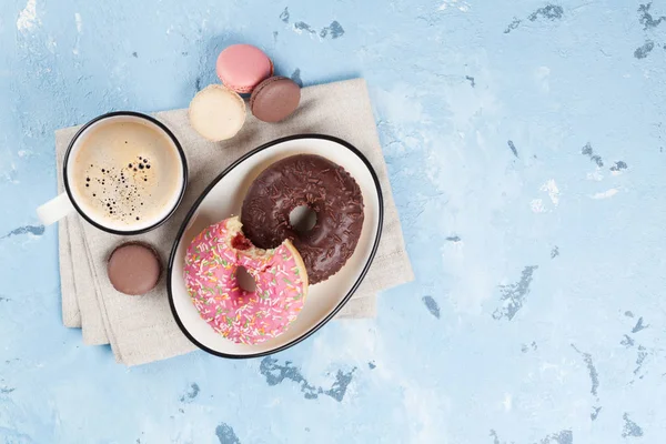 Kahve fincanı ve renkli donut