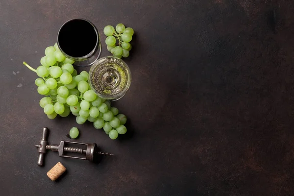 Copas de vino y uvas —  Fotos de Stock