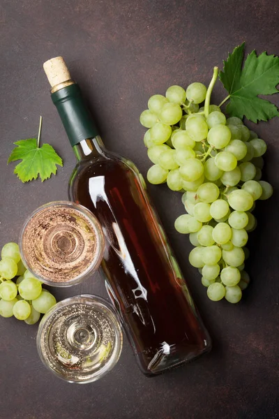 şarap şişesi ve bardaklar