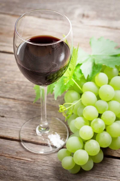 Bardak şarap ve üzüm — Stok fotoğraf