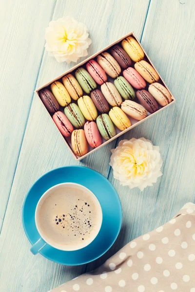 Coloridos macarrones y café — Foto de Stock