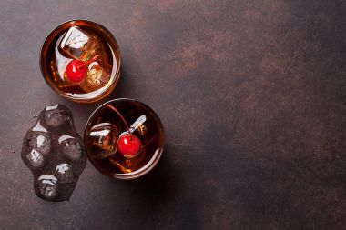 Manhattan kokteyl bardağı