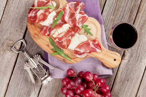 Prosciutto e mussarela com vinho — Fotografia de Stock